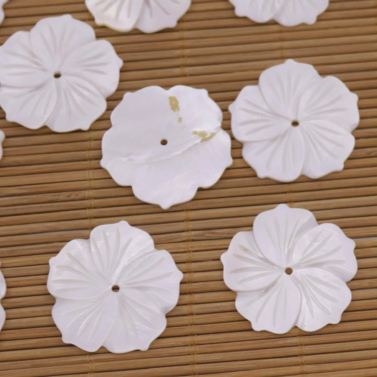 10VNT 32mm Shell Gėlių Natūralus Baltas Motina Perlų Prarasti Karoliukai Papuošalai Priėmimo Nuotrauka 3