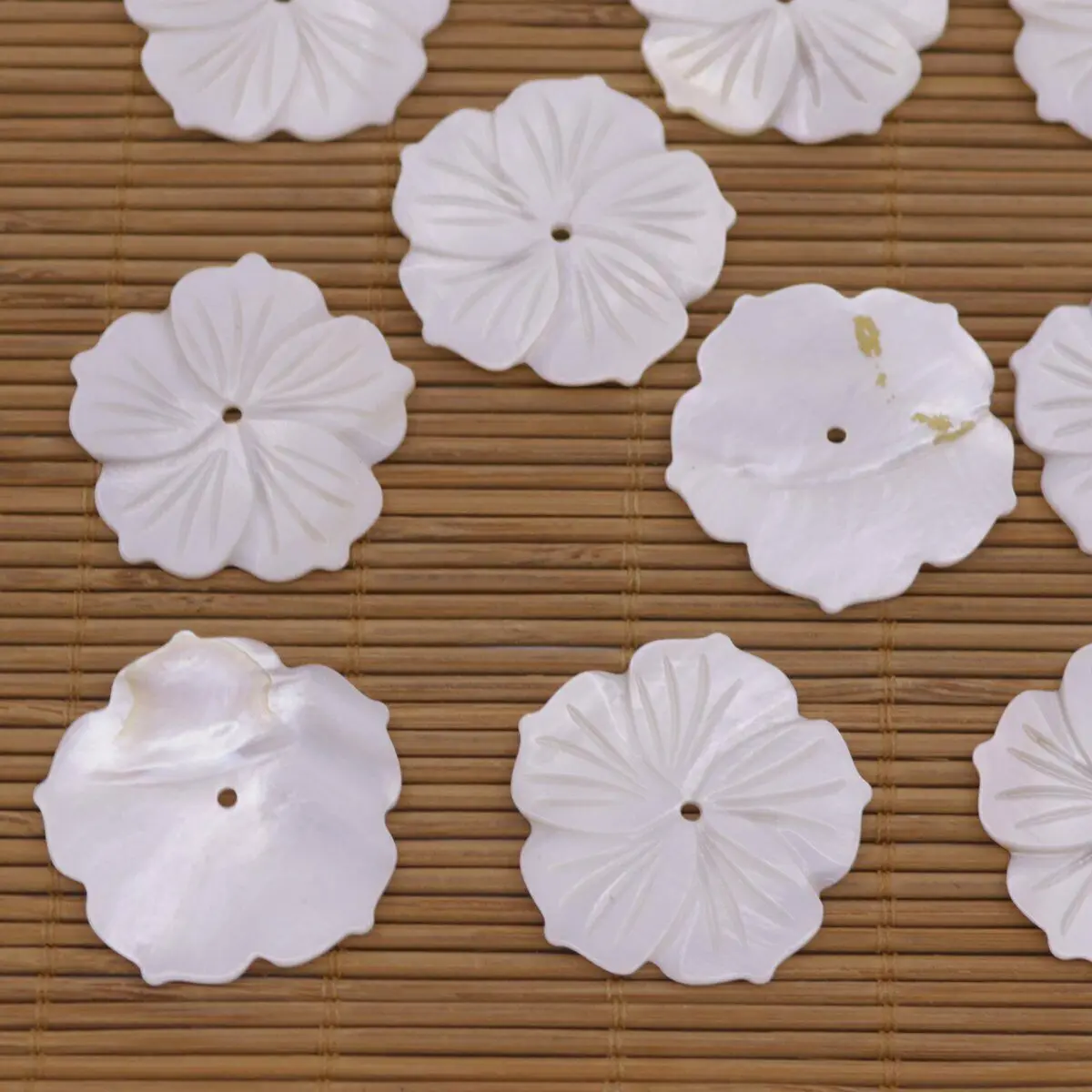 10VNT 32mm Shell Gėlių Natūralus Baltas Motina Perlų Prarasti Karoliukai Papuošalai Priėmimo Nuotrauka 4